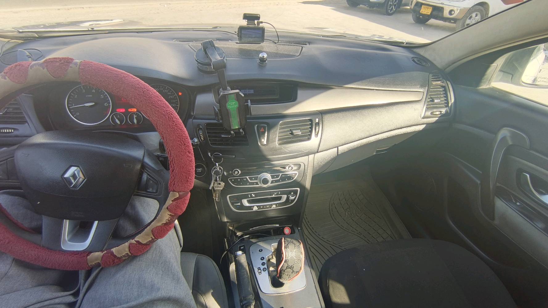 🚗 رينولت سافران 2012 للبيع
( رينو سافران )
📌 المواصفات:

اللون الخارجي: سيلفر ✨
اللون الداخلي: أسود
4 سلندر
گير أوتوماتيك
تشغيل بصمة
مثبت سرعة + محدد سرعة
رقم أربيل
السيارة وكالة باسم صاحبها

📌 الحالة:
لا تحتوي على أي حادث ❌
صبغ بارد بسيط مع جرد خفيف
المحرك والقير بحالة ممتازة ✔️
لا تحتاج أي مصاريف

📍 الموقع:
المالك موجود في أربيل
وكالة باسم البائع 
السيارة حالياً في بابل – الحلة

💰 السعر المطلوب: 80 ورقة (قابل للنقاش للجادين)

📞 للتواصل: ***********
متوفر واتساب أيضاً
