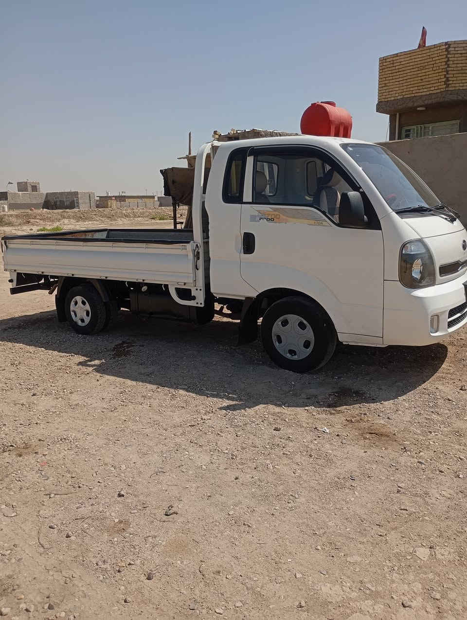 كيا بنكو موديل 16رقم قادسية  لل29تحويل مباشر مكفولة كفالة عامة محرك لا بخار ولاتنقيص كير واكسل وحدادية كلها جديدة تبريد شغال شاصي ورقم شاصي واضح سيارة جاهزة ومال جناي مكانها الشوملي ***********
