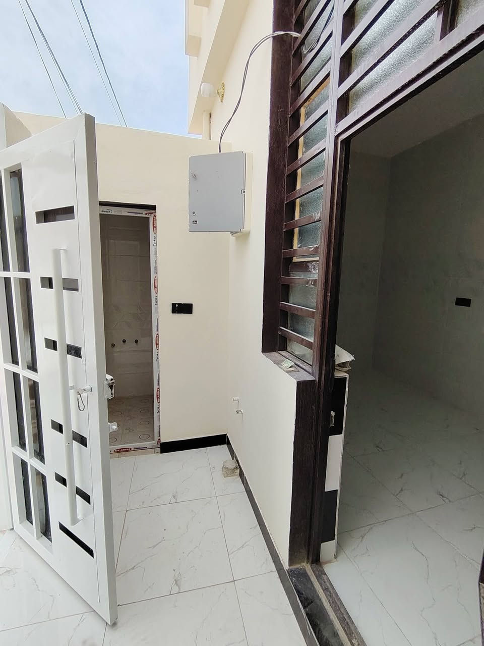 الموقع: حي ميسان – شارع الشيوخ 
📐 المساحة: 100 متر مربع
🏗️ البناء: صب كونكريت (أساس + سقف) – شغل درجة أولى
━━━ 🔹 تفاصيل الدار 🔹 ━━━
🛏️ غرفة نوم
🛋️ صالة + استقبال
🍽️ مطبخ
🚽 حمامين
🌤️ مكشوفة (ساحة/مناور)
━━━ 🔹 مميزات إضافية 🔹 ━━━
✔️ بناء قوي وحديث
✔️ موقع هادئ وحيوي
✔️ مناسب للسكن العائلي
📞 للاستفسار: ( ***********)
