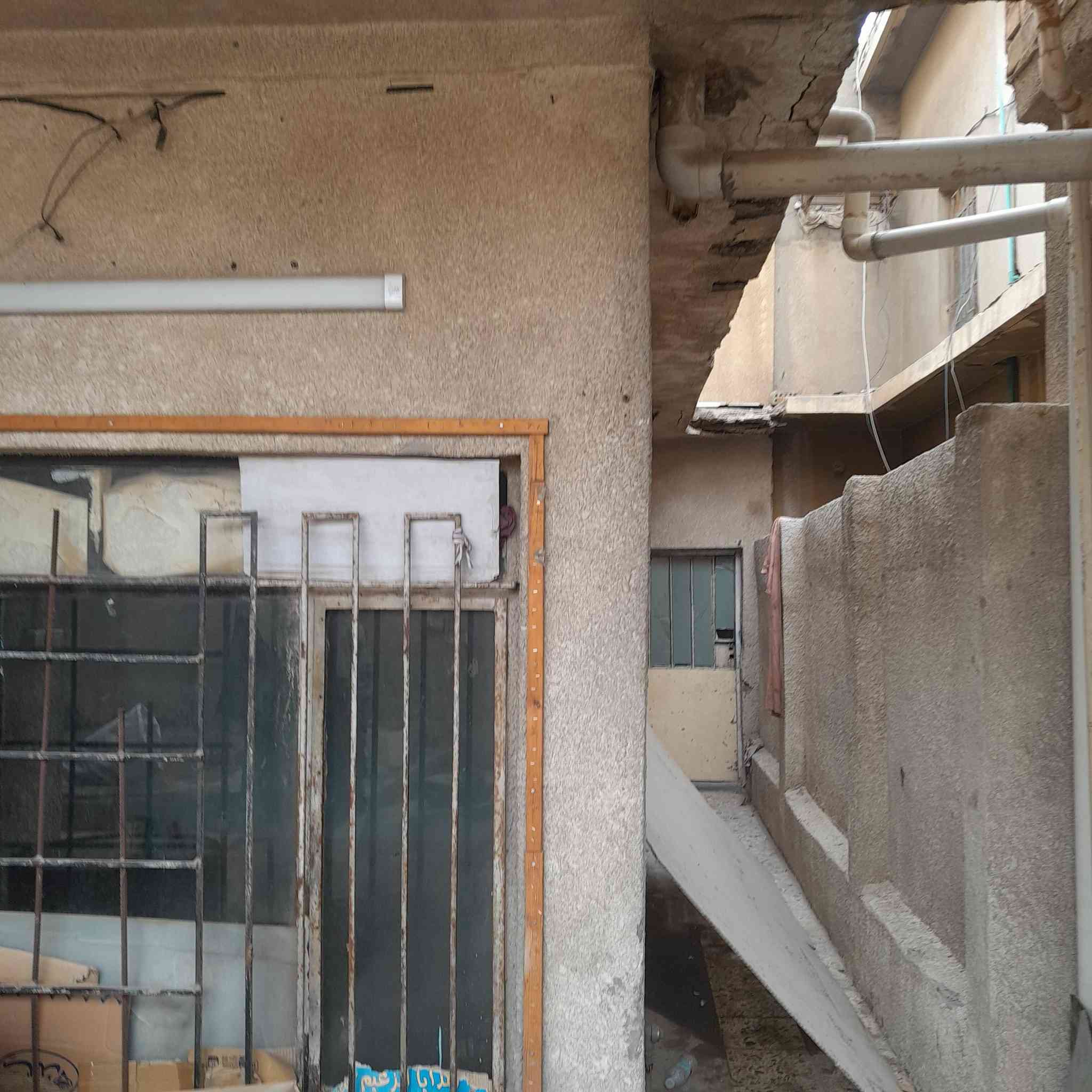 سلام عليكم بيت للبيع مساحته 200 مترطابو صرف طابقين مسلح مكان الشهداء العبيدي الثانيه بشارع مدرسه صفيه للبنات البيت فارغ البيت تفليش اوترميم السعر210وبي مجال رقم موبايل ***********
