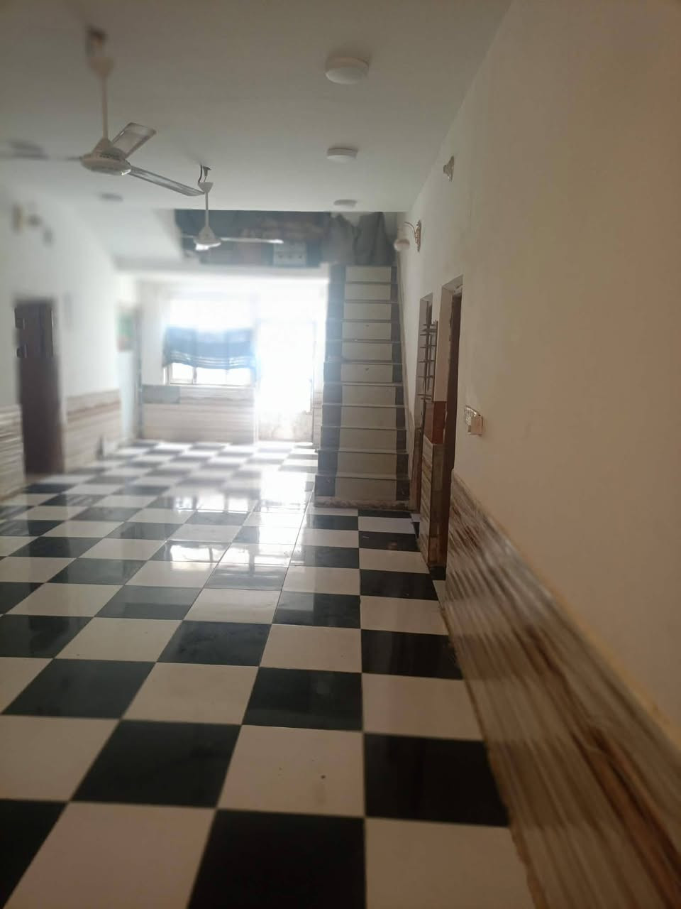 بيت للبيع صاله وغرفتين وصحيات مجموعتين وبراني ومطابخ عدد 2,البيت حديث بنائه بل 19 أساسه كونكريت مسلح رباط شبابيك داير مسلح مسقف عكاده/السنيه حي السلام مقابل بيت ابو شمس الشمري رقم الهاتف ***********
