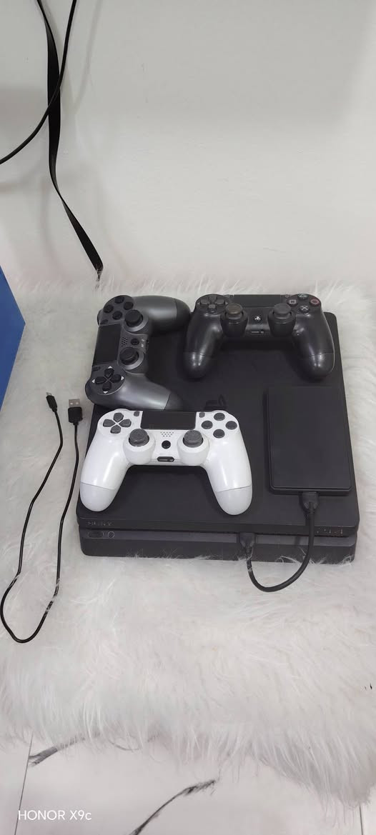 السلام عليكم بلي 4  سلم مهكر نظام 12.50 ذاكرة الجهاز 500 مع هارد خارجي 250 المجموع يصير 750 كيكه تهكير قرص كامل ملحقات كارتونه مع كيبلات التشغيل مع جوستك عدد 3 البلي لوك ستيكر لا مفتوح ولا مصلح مع العاب عدد 14 لعبه العاب كلها عربيه جميع لعبه موجوده ع جهاز عربيه الالعاب موضحه ب صوره
مكاني البصره الحيانيه 
***********
من ضمن الالعاب 
فيفا 26 عربيه
فيفا 19 عربيه
بلاك اوبس 6 عربيه
توب ريدر عربيه
باتيلفيلد عربيه
انشارتد جزئين عربيه
ذويتشر عربيه
