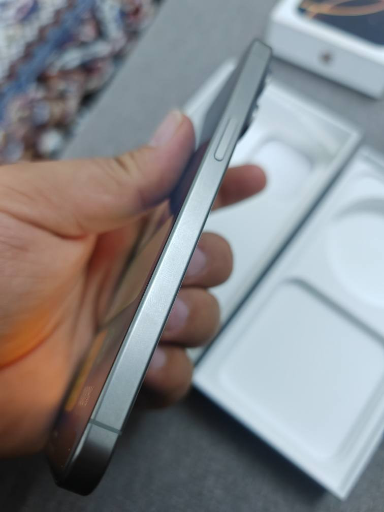 ئایفۆن پانزە پڕۆ ماکس
شتی جوانو نمــونە
٢٥٦ گێگاو دووسیم و زێد ئەی
کارتۆنی بیلادی لەگەڵە 
ڕێــژەی پاتری ٨٨ی هەقیقی
مۆبایلەکە سەدا ٩٨ خاوێنە
شاشەی وردەیەکی زۆر زۆرکەمی هەیە
نــرخی ٧٣٥ دۆلارو کەمێک مەجال
گۆڕینەوەو گەیاندن هــەیە 
***********  ـــ  ڤایبەرو وەتس ئەپ
*********** ـــ السليمانية, العراق
