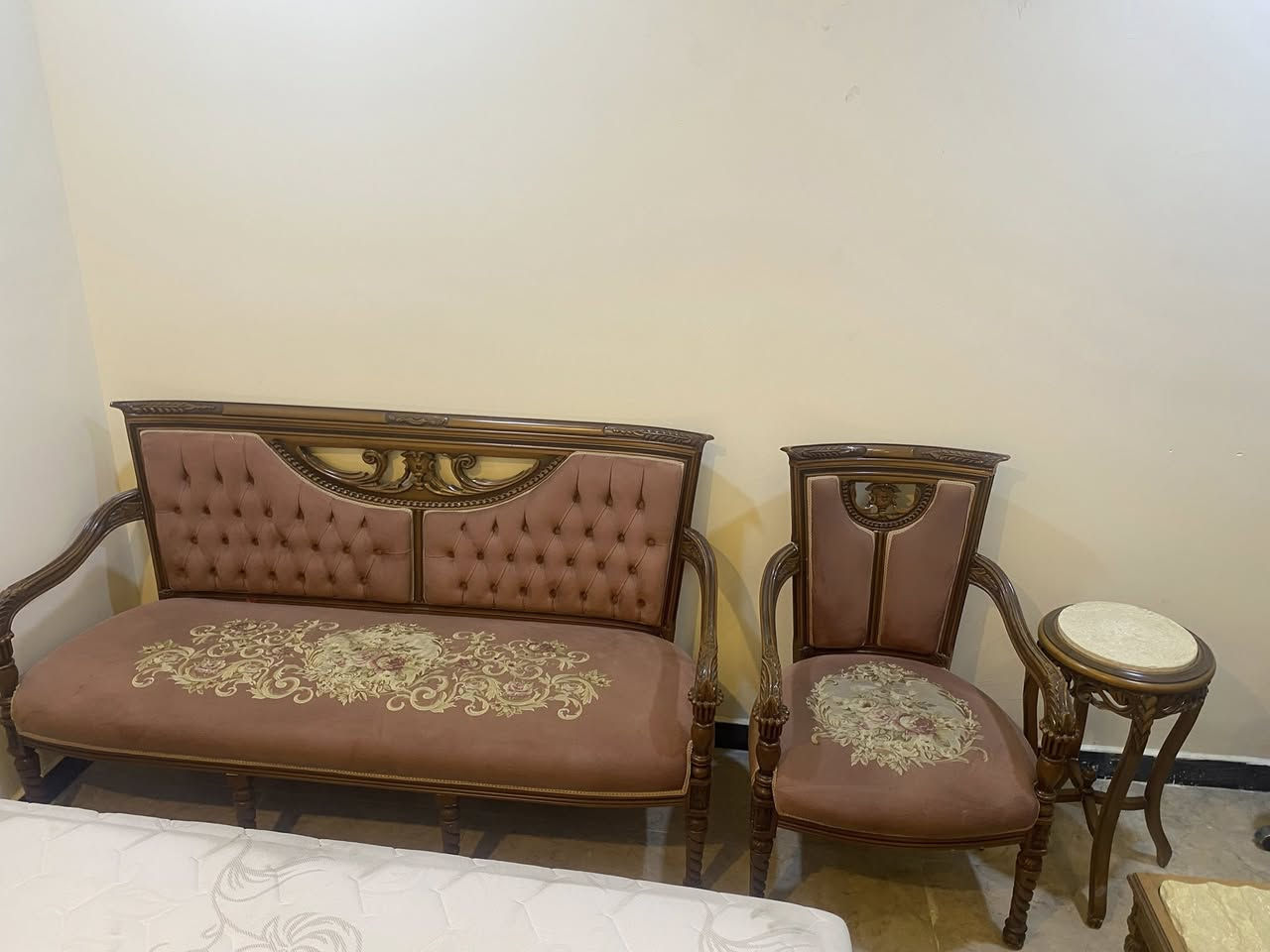 مكلف بالنشر
تخم قنفات مصري. نظيف جداً. كامل مع ملحقاتة. متكون من 2 مقعد زوجي و 2 مقعد مفرد. مع طبلات كامل. 

العنوان :بغداد القادسية 
للاستفسار:***********
