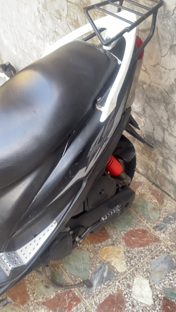 السلام عليكم ورحمت الله وبركاته من رخصت الادمن ……..دراجه ماكس 120km دراجه خير من الله نكره هندر نقصه بس سلف جيب وشغل كهربائيات كامله والدراجه احلا من صوره بلواقع الدراجه معروضه ب700بيه مجال بسيط حك الجيه رقم الهاتف *********** ….عنوان المدينه…ملاحضه الدراجه 55بلادي ممفتوحه ولاخيط تبخير ولاتنقيص جيب فيتر وافحص 🙏
