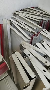 عندي رفوف إيطالية الصنع كما هو موضح بالفديو  20 قطعه كبير 24 قطعه صغير...