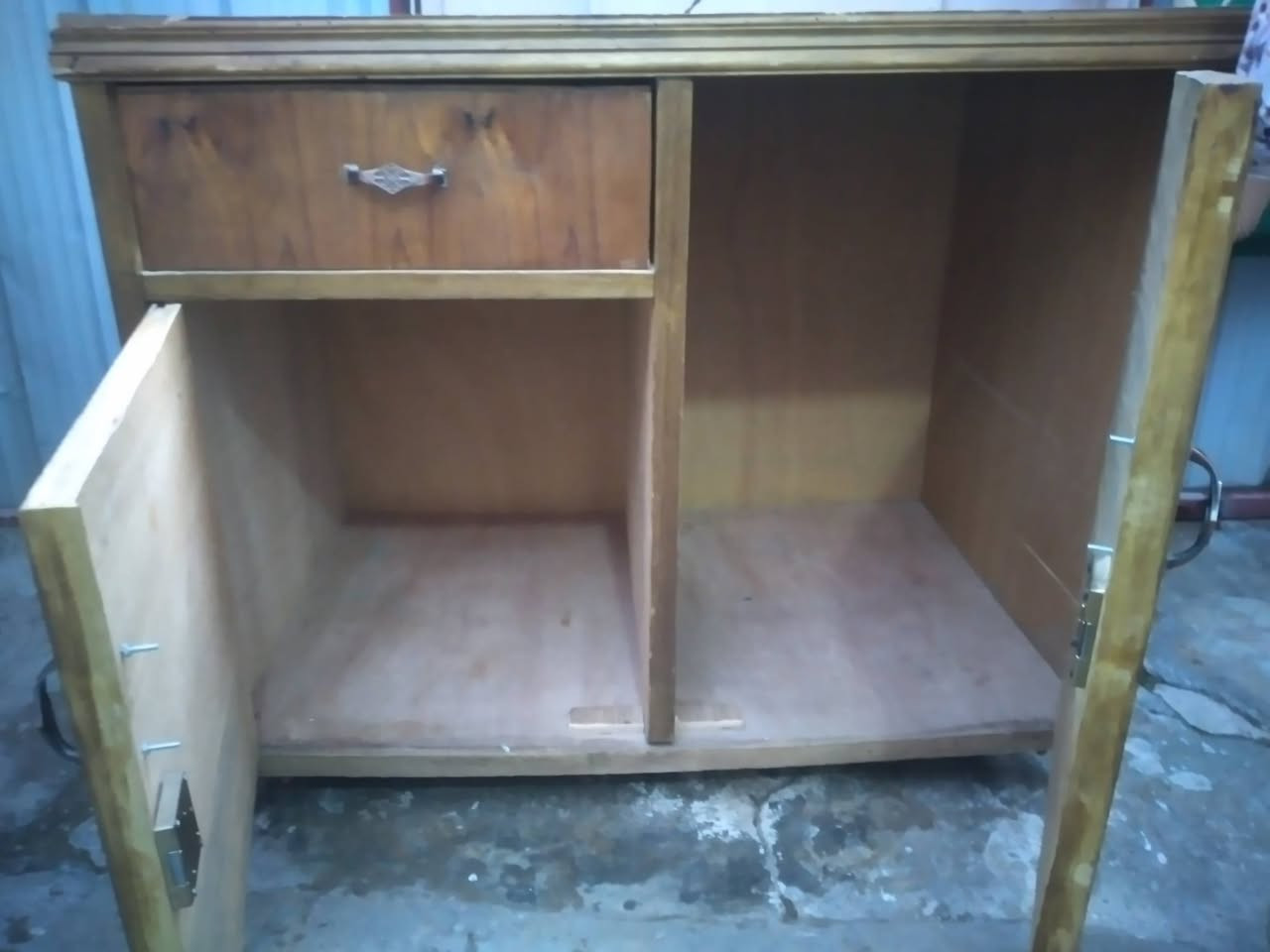 السلام عليكم بوفيه بابين نظيفه حيل للبيع السعر 60
وبيها مجال الاتصال ***********
