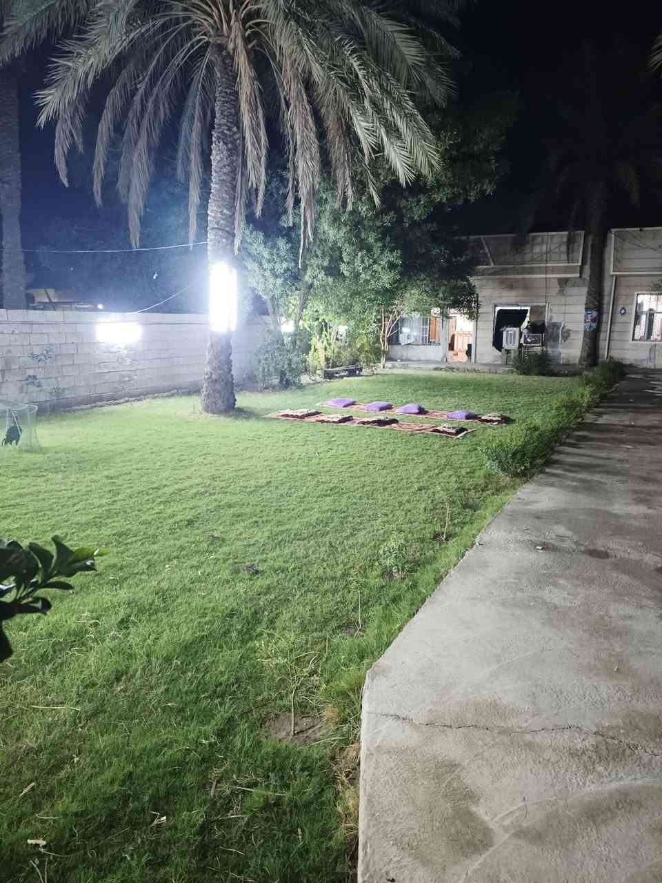 السلام عليكم دار مساحة ٩٥٠متر في الشعب بوب الشام زراعي مشمول بلتطويب عله شارع رئيسي شارع السوق يحتوي على حديقة أمامية وخلفيه ثلاث غرف نوم استقبال كبير مطبخ كبير حار وبارد حولي عدد اثنين كامل مناقصه شي منطقه كامل خدمات تبليط مجاري كهرباء ارصفه سعره ١٨٠رقم***********
