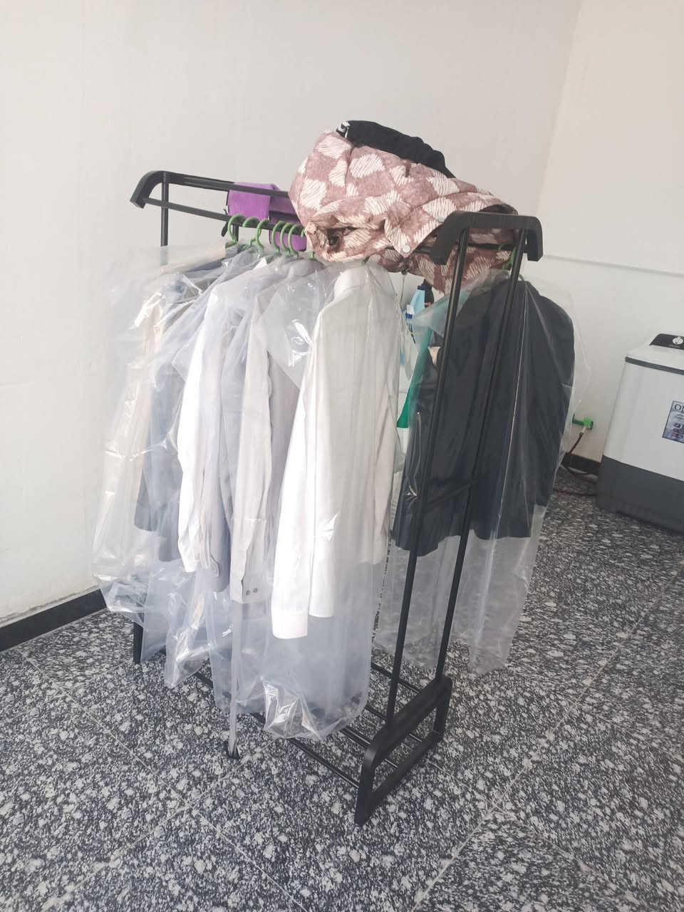 السلام عليكم غراض مكوى ما مستخدمات ابد. كله جديد للبيع غساله ونشافه 10كيلو امريكي. ونورفه. مع اوتي.
حماله ملابس. منضفات. للاستفسار. ***********
