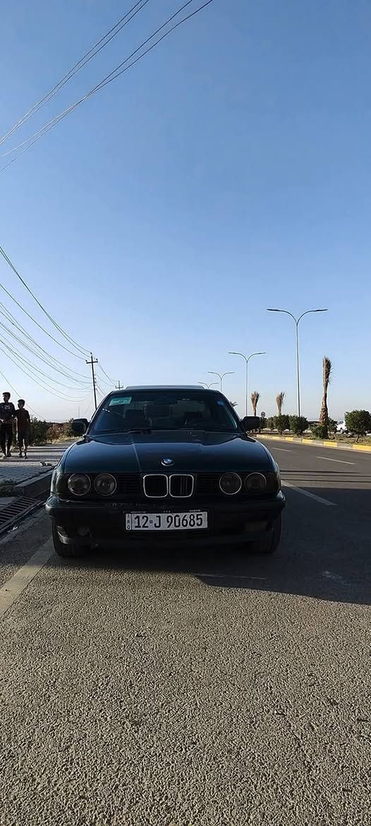 السلام عليكم بي ام 
525كبس 
كير عادي 
محرك شرط 
تخم جديد 
تخم تاير جديد 
مصبوغه جمالي 
يردلها اشويه ترتيب 
السعر 35او بيها مجال للطيبين
***********
