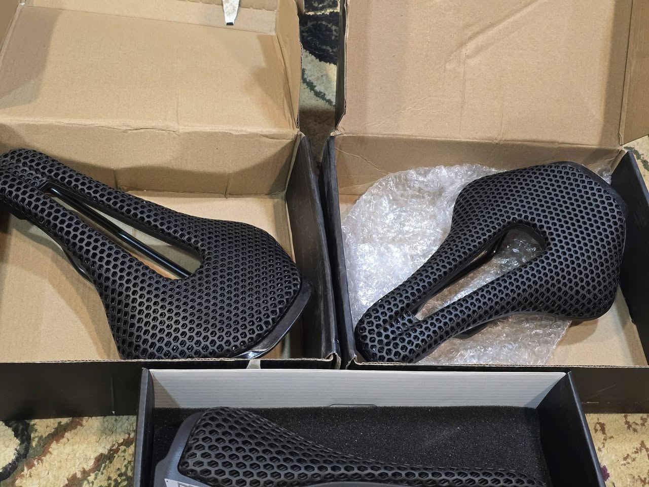 سلام عليكم 
كشنات 2/  3d اسفل بلاستك
سعر قطعة 15الف 
كشن كاربون خفيف سعر 20الف
متوفر توصيل لجميع المحافظات 
***********
