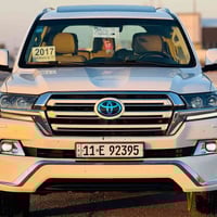 لاندكروزر ٢٠١٧ • وايت اديشن • جلد بيجي 3شاشات