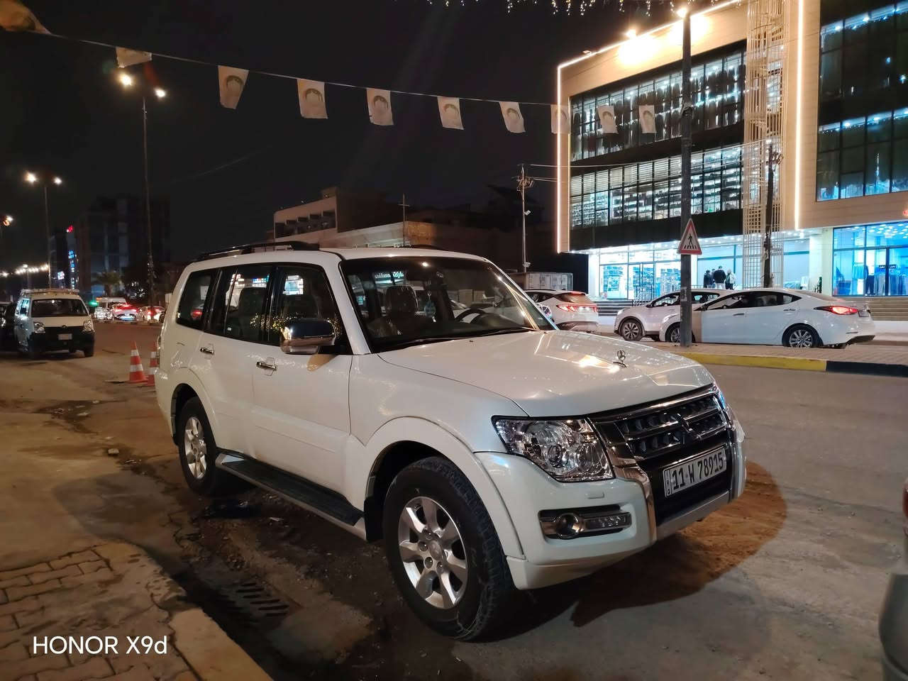 السلام عليكم 
باجيرو ٢٠١٥ حبتور رقم انكليزي بأسمي
كير مكينه تبريد السياره ماشاء الله حلوه ونظيفه
بيهه جاملغ امامي ايمن صبغ فقط
بغداد الدوره *********** السعر ١٧٥
