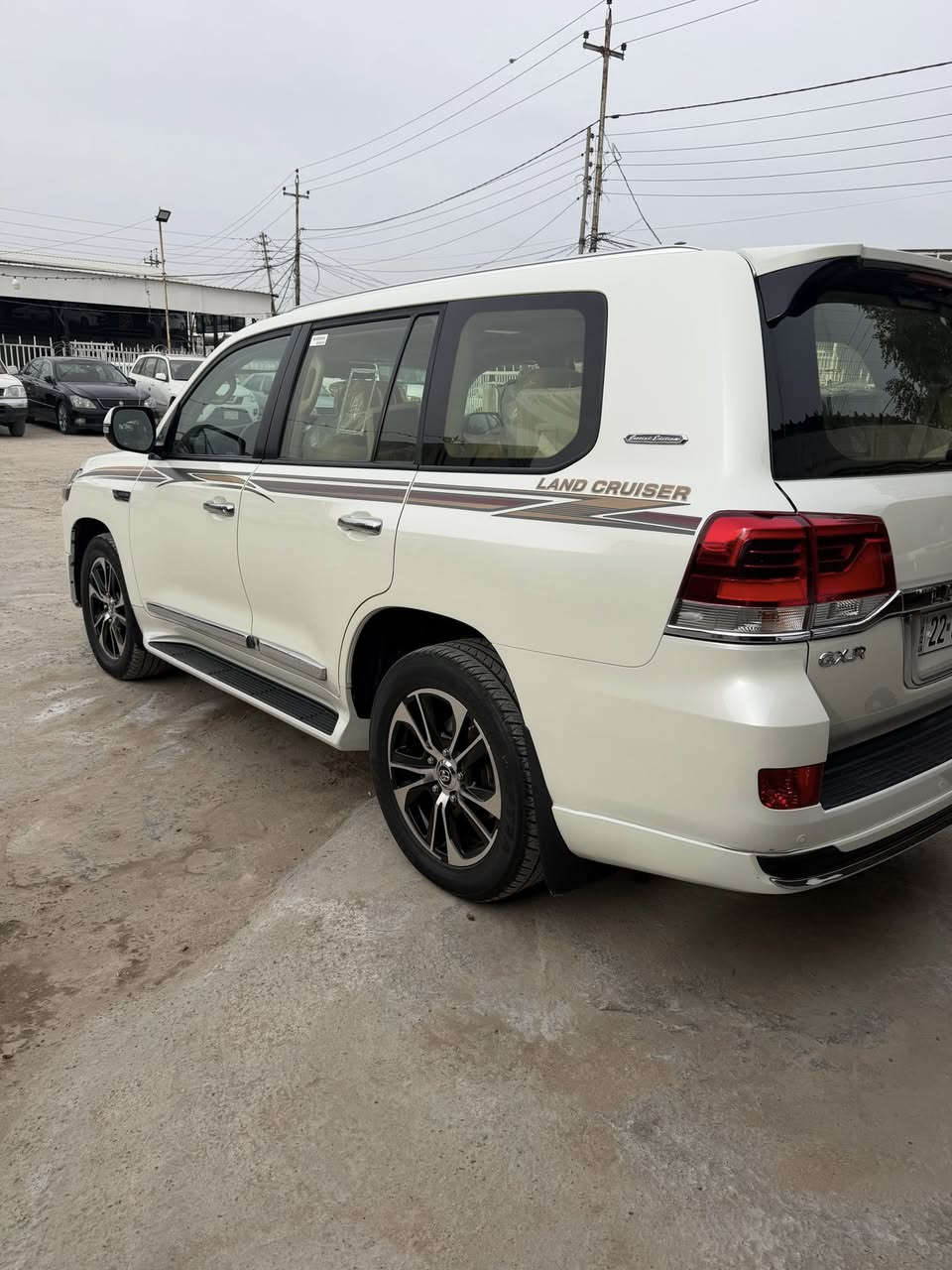 السلام عليكم ورحمة الله وبركاته
لاندكروز 2021 ساز فول مواصفات 
2 كشن كهرباء 
8  ايرباك 
دبل ماوس 
كشنات جلد 
فتحه 
تخم تاير 
مكفوله كفاله عامه من كل شي 
رقم جديد وهزه جديده تريد وكاله تريد مداور 
السياره جديده بمعنى الكلمه وبالعافيه ع الياخذها 
للاستفسار 
***********  او ***********  اتصل وبخدمتك 
بيع او مراوس بشي مناسب
