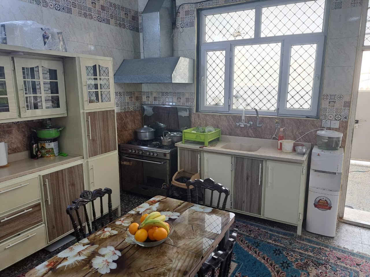 بيت طابو صرف في منطقة المواصلات المربع الاول مساحه ١٥٠م واجهه ١٠ نزال١٥ بناء ٢٠٢٣ جديد يحتوي على ٤ غرف نوم كبيره+صاله+ حولي+ خدمات+ گراج كبير بسعر مناسب للاستفسار الاتصال على 
***********
