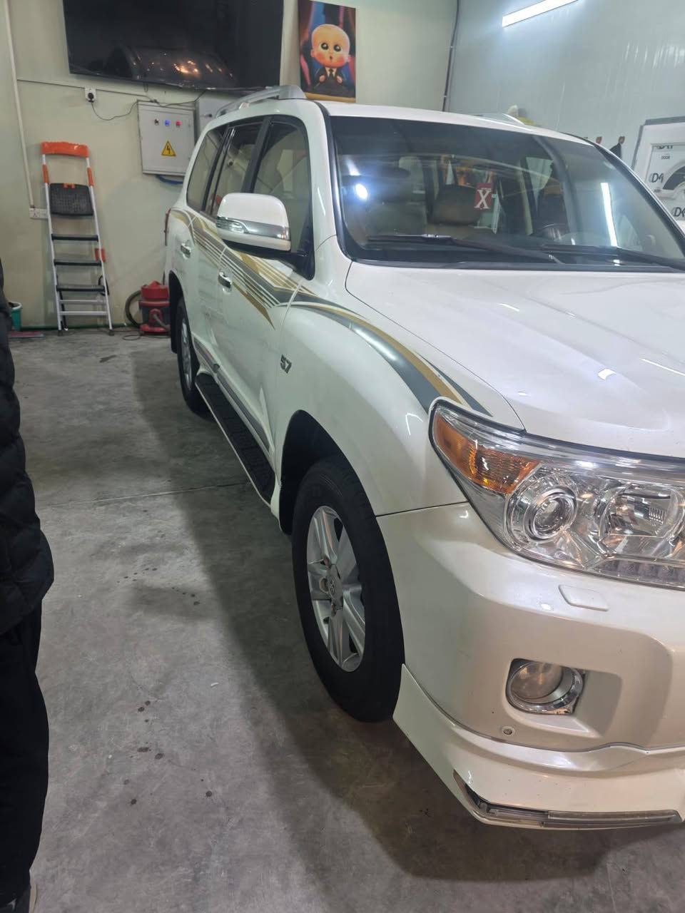 سلام عليكم لاند كروز 2013بدون صبغ بدون ضرر محرك 8سلندر 5700 رقم اربيل تحويل مباشر فئه vxr بصمه تحكمات المكان ديالى بعقوبة للستفسار ‏‪***********‬‏
