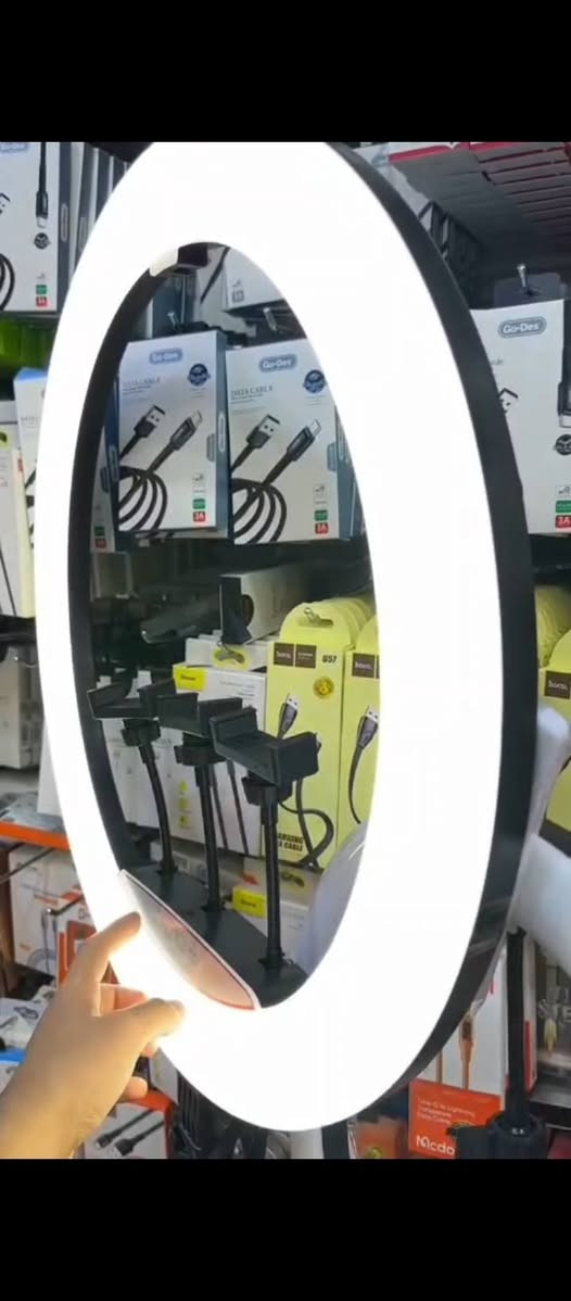 رنك لايت  الحجم الكبير
3 الوان ابيض وشمسي وملون ياخذ 3 اجهزة مع استاند طويل لمس + ريمونت بعد بالكارتون مكاني تكريت القادسية***********
