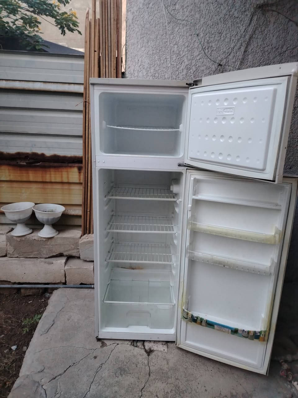 ثلاجة للبيع مستعملة كل شي مابيهة السعر ١٠٠ وبيهة مجال الشراي يراسلني ***********
