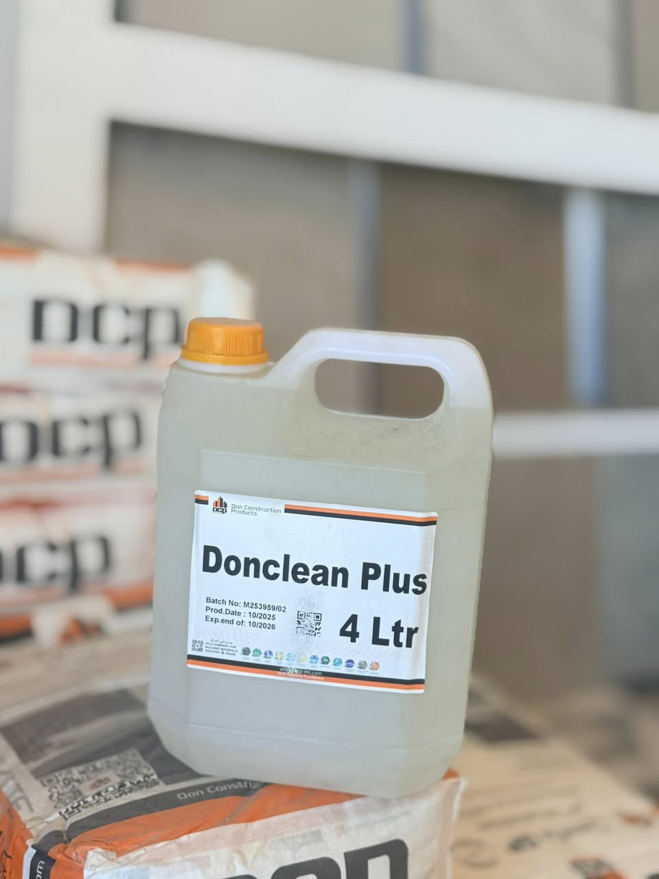 #منظف سيراميك 4 لتر 🔥
تعبت من بقايا الاسمنت والوصخ بعد تطبيگ البورسلين والسيراميك؟
الحل عدنا 👌

✔️ يزيل الاسمنت الناشف
✔️ ينظف بقايا الجص والمواد
✔️ يرجّع لمعان السيراميك مثل أول يوم
✔️ مناسب للبورسلين، السيراميك، الكاشي
✔️ سائل قوي وفعّال – 4 لتر

نتيجة سريعة بدون تعب 💪

📍 متوفر بالمعرض
للاستفسار راسلونا 📩
***********//***********
