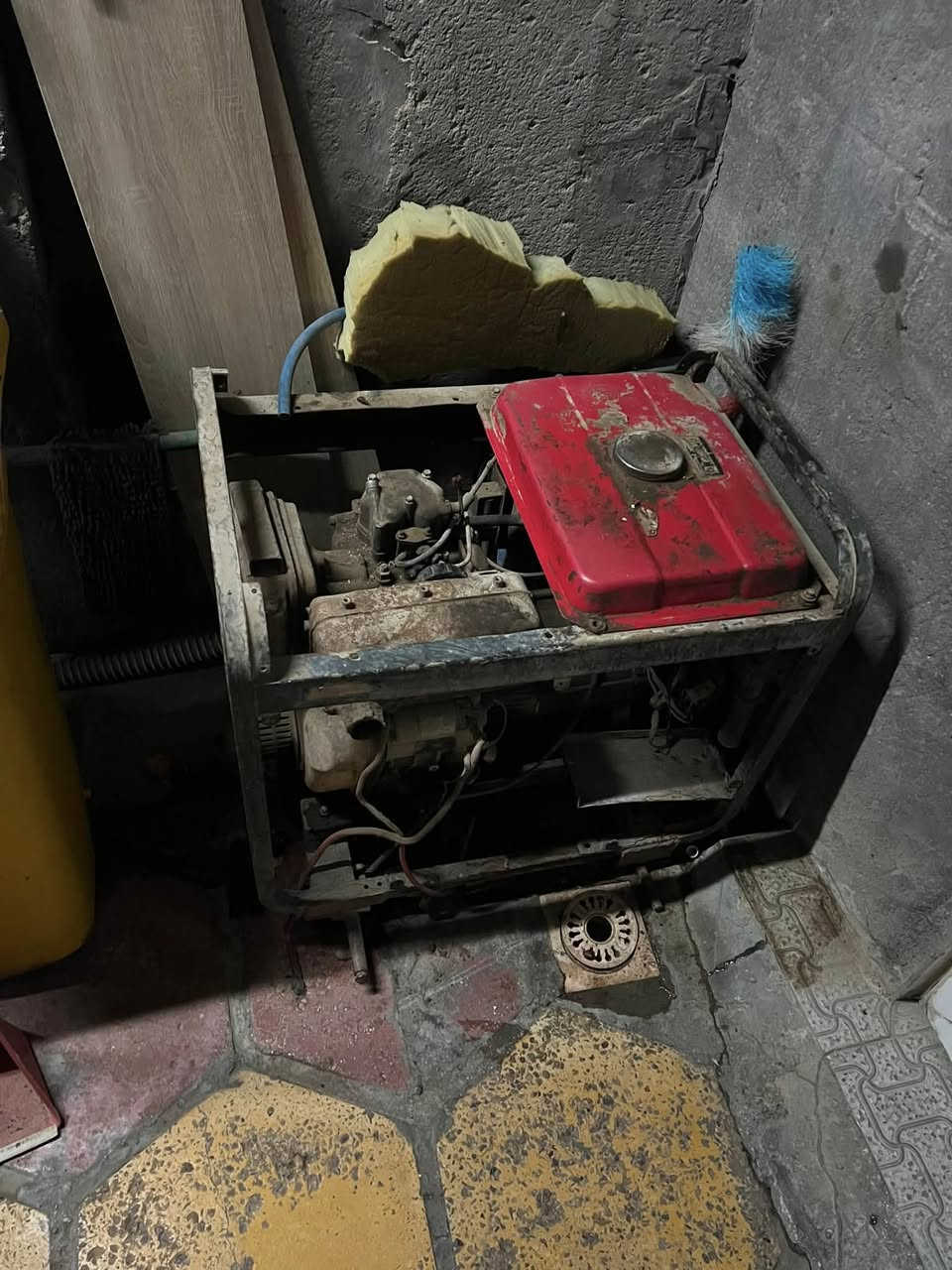 سلام عليكم مولدة للبيع
مولدة نضيفة تاخذهة على الفحص
مولدةكاز اشغل ٢٠ أمبير رايدهة ٣٠٠
بيهة مجال هاذ رقم التواصل ***********
