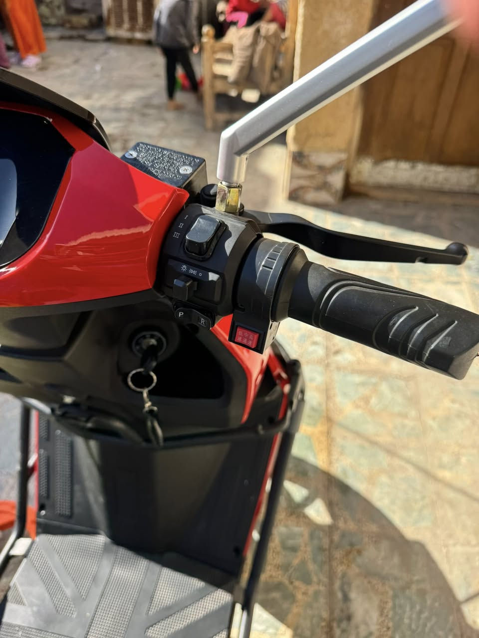 ‏سلام عليكم دراجة شحن للبيع  ‏كلها شغالة نظافتها فول ست بطاريات سرعتها 76 ‏سعرها 900 وبيها  مجال العنوان بغداد الشعب ***********
