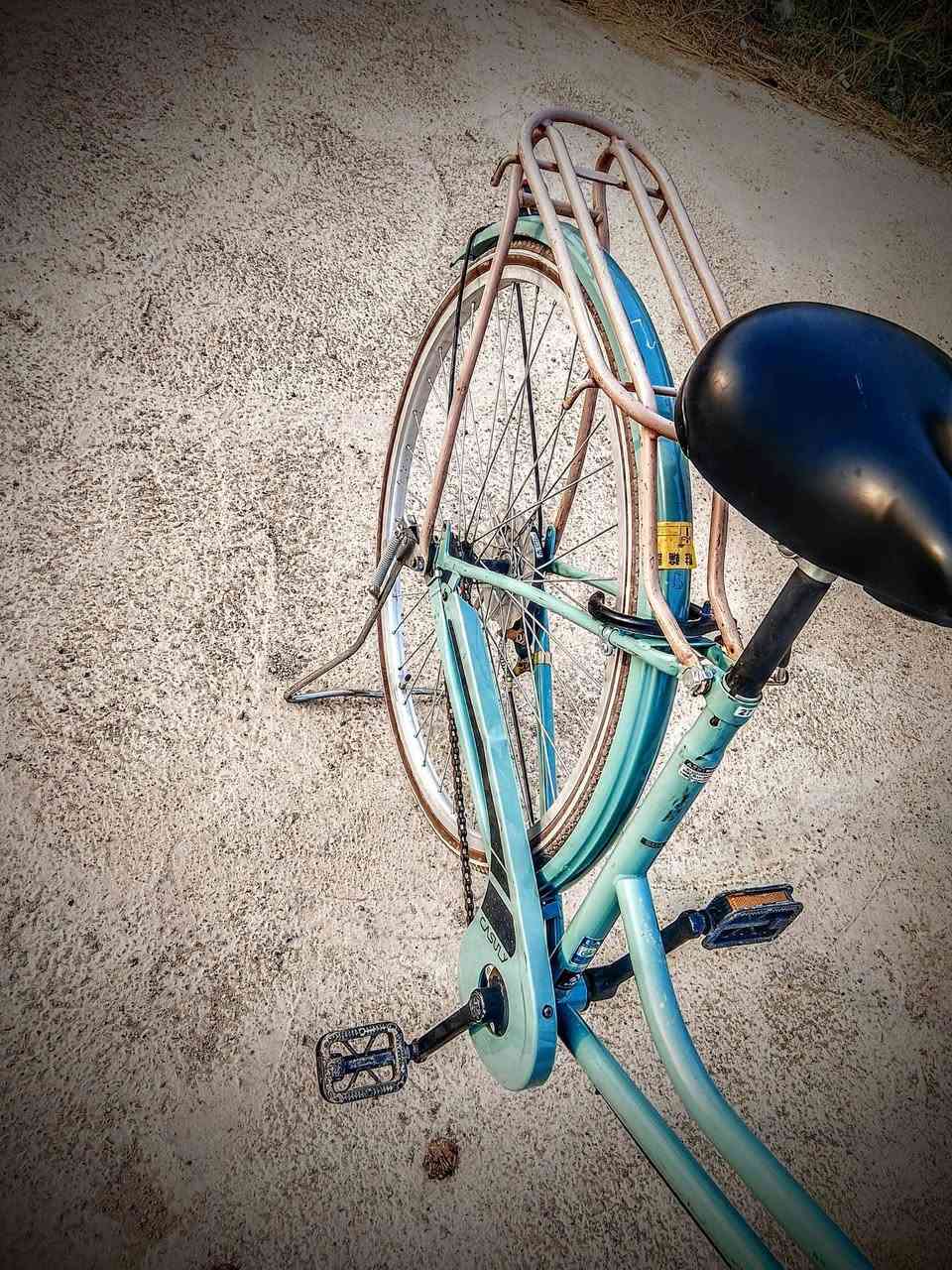 سلام عليكم بايسكل للبيع الله شاهد نضيف سعره 95 قفل والحجم 27 والمكان ديالى كنعان والاتصال على هذا  الرقم ***********
