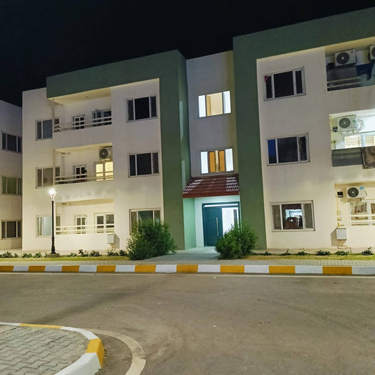 طابق ثاني 
على التقديم 
بمقدمه ٢٥ 
استلام خلال شهرين 
اخر شقه متوفره 
***********
