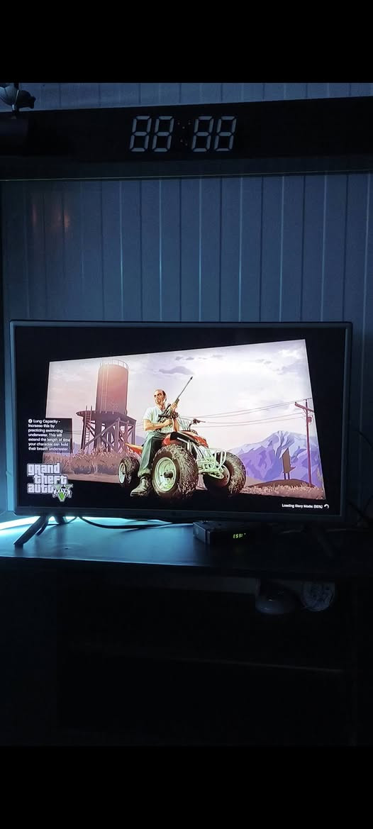 🎮 للبيع بلايستيشن 4 (PS4) بحالة ممتازة 🎮

✅ بلايستيشن 4 سليم نظيف جدًا، وكالة وما مفتوح أبدًا.
✅ غير مهكر ويشتغل بدون أي مشاكل.
✅ مع قاعدة للبلايستيشن.
✅ 3 أقراص أصلية:

- GTA V
- FIFA 18
- PES 2020
  ✅ 3 جويستكات (يدات) بحالة جيدة.
  ✅ الجهاز جاهز للاستخدام مباشرة.

📍 الجهاز نظيف والاستعمال خفيف.
💰 السعر: (350) وبي مجال للطيبين
المكان: بغداد ابو غريب
للتواصل والاستفسار: *********** واتساب

