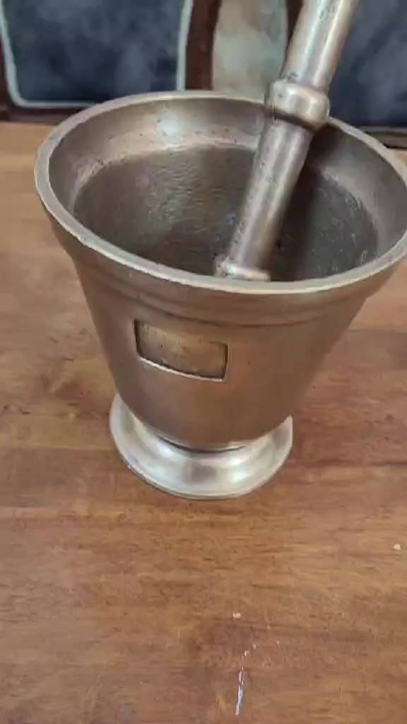 هاون نحاس شغل يدوي قديم نحاس احمر الوزن 8كيلوا السعر 200بي مجال قليل


**إذا كنت صاحب هذا الإعلان وتريد حذفه لأي سبب، رجاءا أرسل رسالة إلى الدعم الفني**