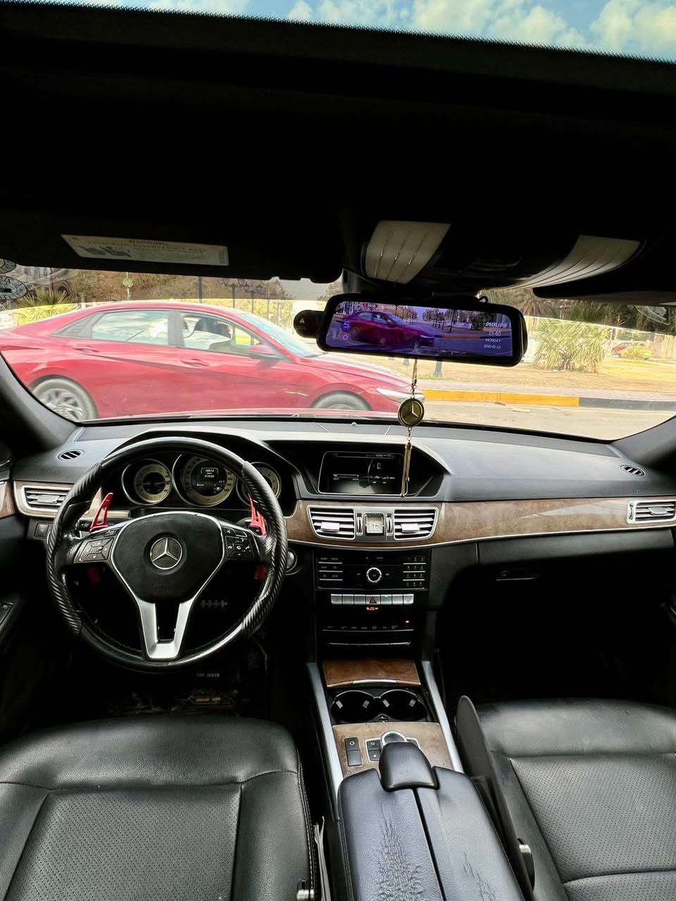 السلام عليكم 
مارسيدس E350 موديل 2016 
رقمها اربيل السيارة باسمي  السنوية لل2028 والهزة لشهر ال11
المحرك 3.5 (6) سلندر محرك CGE التقنيه الحديثه المرغوب. 
السيارة تو ويل 
 مواصفات الE class 
معروفة
شادلها داش كام اصلية من شركة فلبس 
فتحتة سقف
حساس أمامي خلفي 
كامره خلفيه
تبريد مناخي وتبريد قطعتين  
برده خلفيه
كشنات جلد وتدفئه وخزن ميموري انظمة قيادة 
كراسي كهرباء 
صندوك كهرباء
ستيرن كهرباء
تحكم ستيرن 
مثبت سرعة -ورادار- اوتو ستوب 
شفتات ستيرن 
شاشة شاشة اعطال وفول تحكمات 
اشاير بالمري لايتات زينون بك لايت لد
4 ابواب بصمه
وبعد بيها هواي مواصفات 
صورة الحادث الباب خلف السايق والجاملغ الخلفي بدون ايرباك  طاك والبجم كبس 

سعر السيارة18,000
وبيها مجال 
السيارة موجود بالاعظمية او بالدورة 
للاستفسار الاتصال بالرقم 
*********** بغداد, العراق
