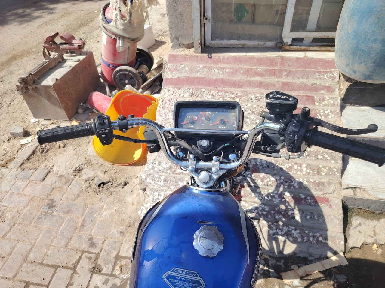 سلام عليكم شباب دراجه للبيع سيفان موديل 2023 أوراق سكنار نضيفه ما مفتوحه السعر 850 وبيه مجال العنوان الديوانيه مركز رقم الهاتف ***********
