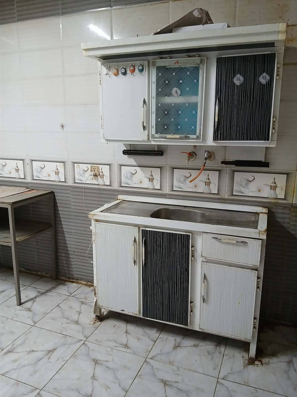 الغرفه . كنتور و سرير  وميز مرايه . و ميز جرارات وكاونتر سنك ٣ أبواب مع طباخ ٤   عيون صغير سعر 300الف العنوان  الجبيله***********
