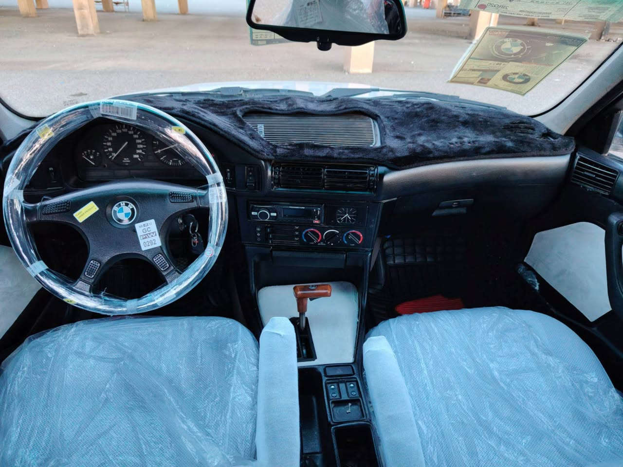 ***********
مۆدیل ١٩٩٠ 
٥٢٥ بیلاد تۆماتیک بەس ماشاللەی دەویت ٤ پارچەمان سبوغە 
پێشی یەک جەمپی خەفیفی هەیە 
شایەنی باس کردن نیە
رەقەم و ژینگەی نویە بەناوی خۆمانە
فولی بێ سلایتە 
گیرو مەکینەو تەبریدو گەرمی بەشەرت یەک روبعی مەسروف تیدا نیە پشتو پێش تازە توند کراوەتەوە
لە هەولیرم
٦٢ وەرەقەو مەجالیکی بەسیت أربيل, العراق
