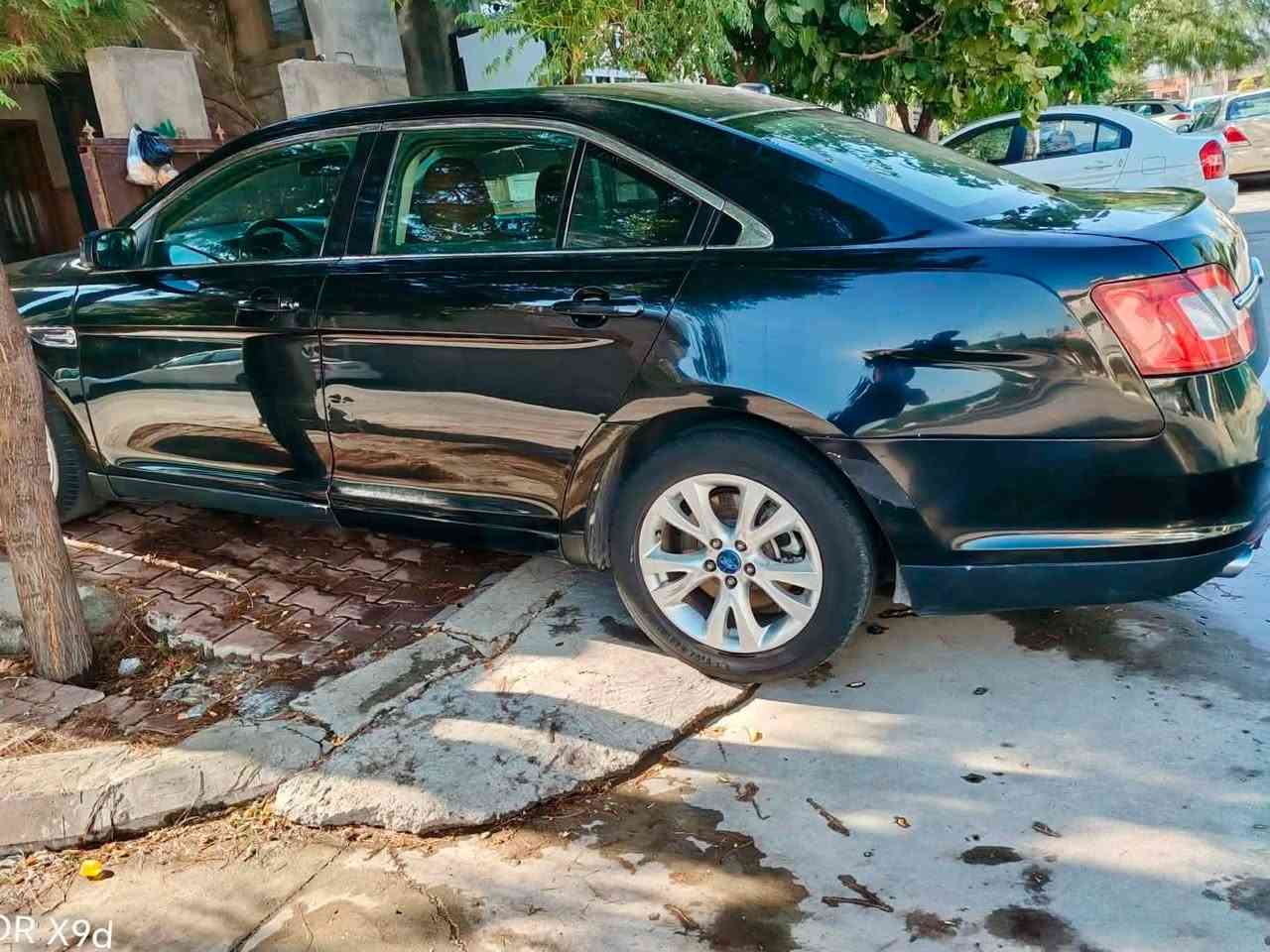 **🚘 للبيع فورد تورس 2012 SEL**
🖤 لون أسود قطِراني، سيارة بيت ومحافظة عليها جدًا.

✅ محرك **V6**.
✅ السيارة بدون صبغ.
✅ المكينة والقير **بشرط** ولا توجد أي مشاكل.
✅ مواصفات **SEL**: مكيف أوتوماتيك (AUTO)، مقعد السائق كهربائي، Cruise Control، حساسات خلفية، ودركسون متعدد الوظائف.
✅ بطاقة البنزين متوفرة.

ℹ️ يوجد فقط خدشان صغيران في باب السائق والباب الخلفي الأيسر، مع بعجتين صغيرتين في الرفرف الخلفي قرب غطاء خزان الوقود.

💰 **السعر: 98 ورقة (قابل للتفاوض).**

📞 ***************
📲 **WhatsApp | Viber:** على نفس الرقم.

⚠️ **يرجى التواصل من الجادين فقط.**
