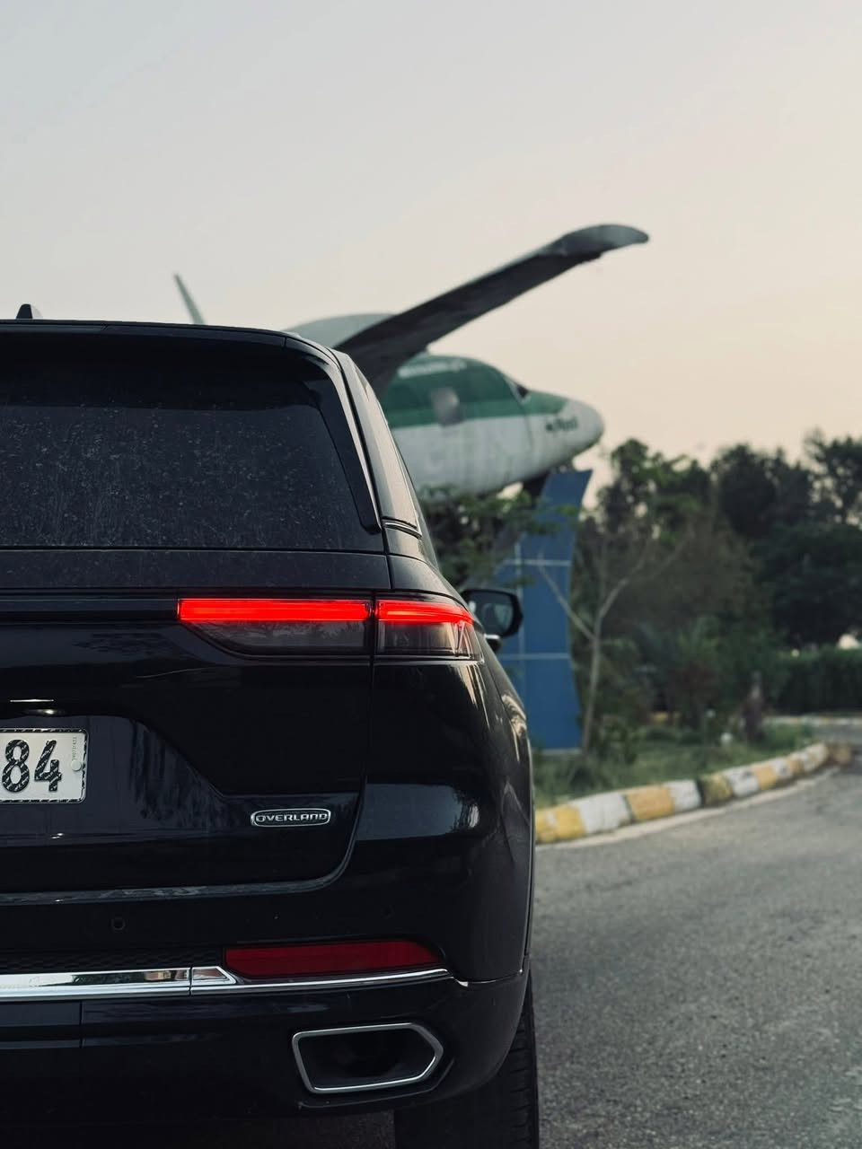 جيب كراند شيروكي اوفرلاند
الموديل : 2023
المحرك:V6, 3.6L.
العداد: 19 الف
السياره : 5 راكب المرغوب
رقم بغداد بسمي تحويل ثاني يوم

المواصفات : فول 1/1
* دفع رباعي 4x4.
* نظام تعليق هوائي (جكات). 
* قيادة ذاتية عند المنعطفات.
* رادار امامي مع مانع تصادم. 
* تحذير الخروج عن المسار. 
* مستشعر نوم السائق مع نظام التوقف الآلي. 
* تحذير النقطة عمياء  .
* نظام تحذير عند التقاطعات. 
* نظام تحذير عند تجاوز السرعة المحددة. 
* إنارة محيطية خمس الوان. 
* شاحن موبايل وايرلس. 
* تعديل وضعيات مقود السائق كهربائيا. 
* مرايا تعتيم ذاتي. 
* المرايا الجانبية قابلة للطي كهربائيا. 
* نظام الصوت 9 سماعات Alpine.
* ويل قياس 20 انج.
* سقف بانوراما. 
* شاشه كبيرة 10.1 انج. 
* نظام الخرائط (GPS).
* عرض خرائط الطريق على لوحة القيادة.
* لوحة القيادة بقياس 10 أنچ. 
* المصابيح الأمامية LED. 
* كشافات الضباب LED.
* المصابيح الامامیة متحرکة.
* دخول ذكي. 
* بصمة على 5 ابواب للدخول الذكي. 
* تشغيل عن بعد.
* الصندوق الخلفيي كهربائي.
* فتح الصندوق الخلفي مع حركة القدم.
* ذاكرة لحفظ وضعيات الجلوس للسائق. 
* ذاكرة لحفظ وضعيات الجلوس للراكب.
* مساج للمقاعد الامامية السائق والراكب. 
* المقاعد الأمامية كهربائية.
* المقاعد الأمامية تبريد وتدفئة.
* المقاعد الخلفية تدفئة.
* ستائر للشبابيك الخلفية.
* انارة داخلية LED متعددة الالوان. 
* حساسات امامية. 
* حساسات خلفية. 
* مكيف خلفي مع وحدة تحكم منفصلة. 
* تدفئة ستيرن. 
* مانع تصادم خلفي.
* بلوتوث تلفون. 
* محدد سرعة. 
* نظام التشغيل والاطفاء الاوتوماتيكي .
* نظام بريك اوتماتيكي.
وبعد بيه هواي مواصفات جناي الاوفرلاند يعرفهن

اني مستورده ومصلحه بيه ربع جاملغ صبغ فقط باقي غراضه الاصليه بدون تبديل وبدون صبغ فقط بارد جدا بسيط
سياره بدون ايرباك بدون لغد بدون شاصي شرط الفحص وين ميعجبك
ناشر رقم شاصي
سياره مسويله صيانه دهن وفلتر ومابيه اي نقص وبيه كتاب تضليل
مكاني بغداد
‏‭0773 489 8688‬
وتساب 👈‭ 0790 316 8635‬
