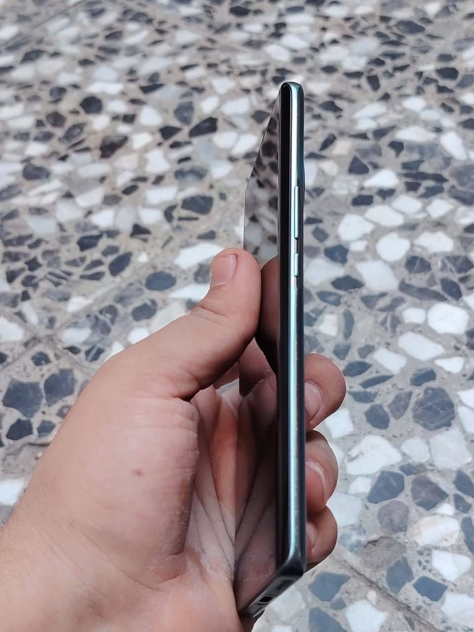 سلام عليكم هونر اكس 9a جهاز نضيف فقط بيه كسر بطرف الك كارتونه ويه ذاكره 128 عشوائيه 8 كامره ما مثر جهاز مكفول من كلشي مكاني بغداد *********** واتساب

