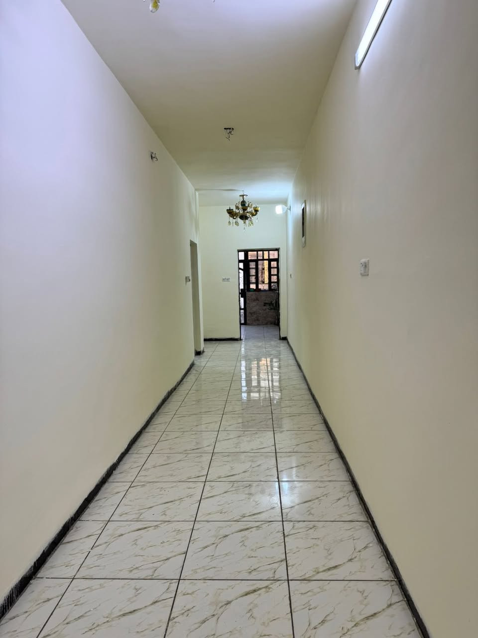 #للايجار_في_السيدية
مشتمل طابق اول فوق الارضي معزول نضيف جداً

يحتوي ع غرفتين وصالة و مطبخ وخدمات

السعر 600 الف قفله

للأستفسار:***********

مكتب الفهد الهندسي للمقاولات العامة
