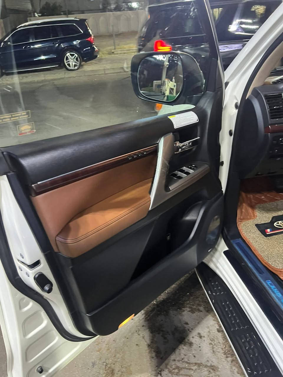 ​🚗 #للبيع: تويوتا لاندكروزر 2015 (ملكة الطرق) 🚗
المواصفات العامة:

​الموديل: 2015

​الرقم: أربيل (لوحة مميزة، هزة وفحص جديد، سنوية عامرة وجاهزة للتحويل).

​الحالة: فول مواصفات 1/1، السيارة بحالة الوكالة وبقمة النظافة.

​بدون ضرر نهائياً (مكفولة كفالة عامة).

​لا صبغ، لا تعديل، 
وبشرط الفحص.

​المميزات والإضافات

​تخم تاير جديد.
محرك/ 8
​تبريد فول

​داخل جلد نظيف جداً، فتحة سقف، شاشة، كاميرا، حساسات، وباقي مواصفات الفول المعروفة.

​السيارة جاهزة من كل النواحي (شغل واطلع) وما تحتاج أي مصاريف.

​📌 المكان: [اكتب مكان تواجد السيارة  صلاح الدين / الضلوعية]

💵 السعر: [445]ورقه

​📞 للتواصل والاستفسار:
***********
***********
