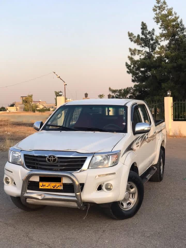 مەرزیە ٢٠١٣
تۆیاتا هایلۆکس ٢٠١٣ ، 
سەیارەکە تەنها دوو پارچە سبوغ   
و سێ پارچەی ڕەشی هەیە  
سەنەوی و ژینگەی بەسەرچووە   
چوار تایەی نوێی لە ژێرە   
گێڕ و مەکینەی بەشەرت  
سەیارەکە ناوی زۆر پاک ماوە    
بۆ زانیاری زیاتر پەیوەندی بکەن ژ.م***********  واتساپ،***********
