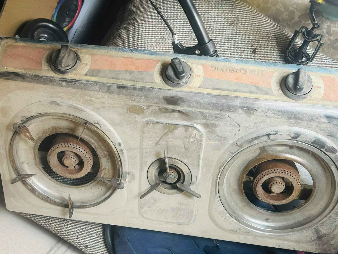 اغراض مستخدمة بااسعار مناسبة و السعر ع رقم *********** وفستان العرس مع وملحقاته
