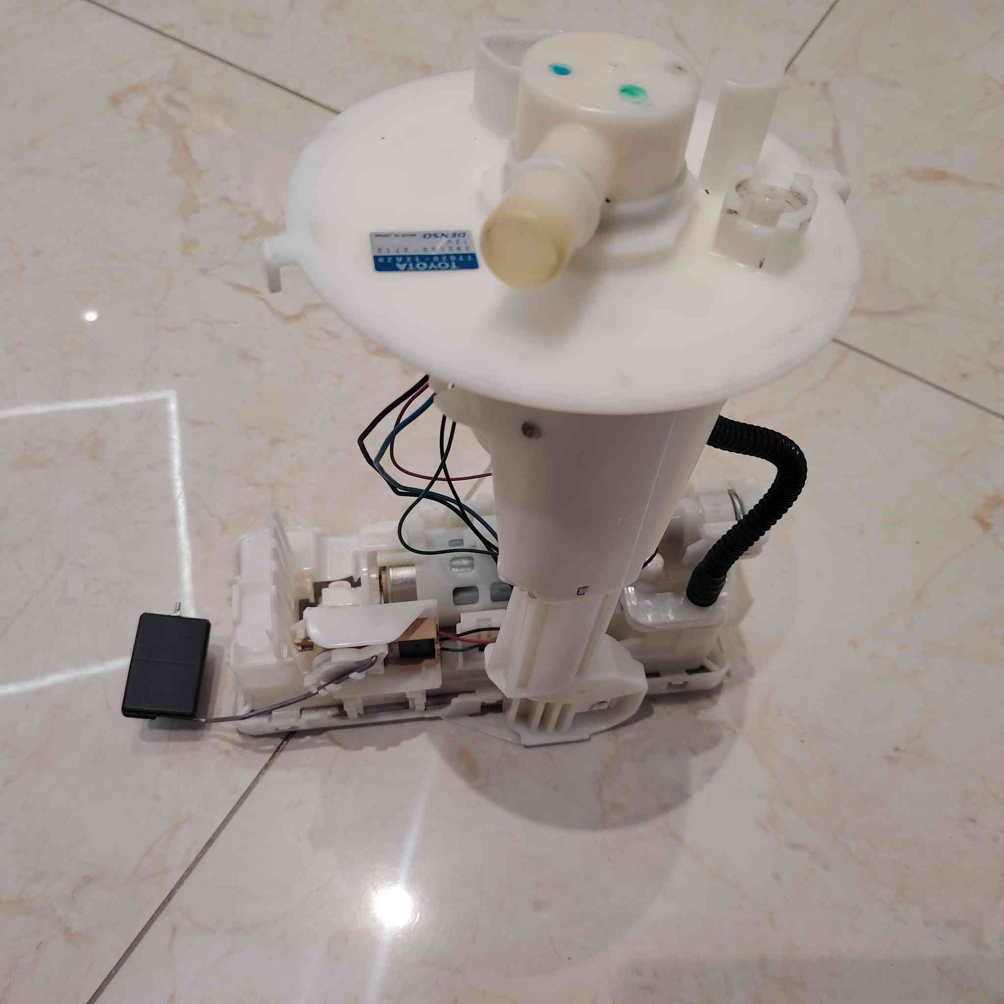 عبوة كامله تفصيخ امريكي
كورلا 2020 ل ي
ماخذها ١٥٠ الله يشهد
رايدها ١٠٠ الف قفل
بعت سيارة وبقت هيه
***********
