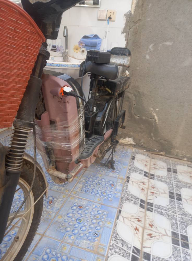 موطور شحن ٥بطاريه نضيفه عندي خلل بس بل اليده مالته السعر خاص ***********
