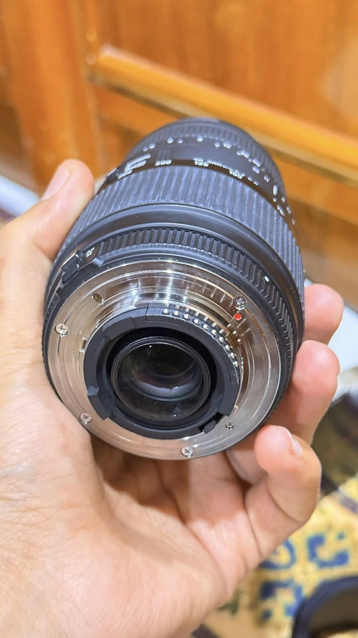 عدسة سكما نيكون ٧٠-٣٠٠ نظيفة جدا جدا استخدام شخصي ماخذها جديدة على ايدي
كارتون والهود مالتها والاغطية كاملة زلغ ما بيها 
سعرها 125 الف 
مكاني البصرة ما عندي توصيل افضل تاخذها من باب البيت واثق من سلعتي بس شركة ما عندي ادزها 
وتساب ***********
