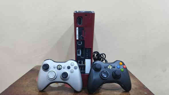 اكس بوكس 360 باندل نضيف 100% الون احمر يحتوي على جوستك اثنين ويحتوي على 148 لعبه   السعر 140 وبي مجال لطييين لتواصل والاستفسار الانتصال على الرقم ***********مكاني كركوك ويوجد توصيل لجميع المحافظات العراق
