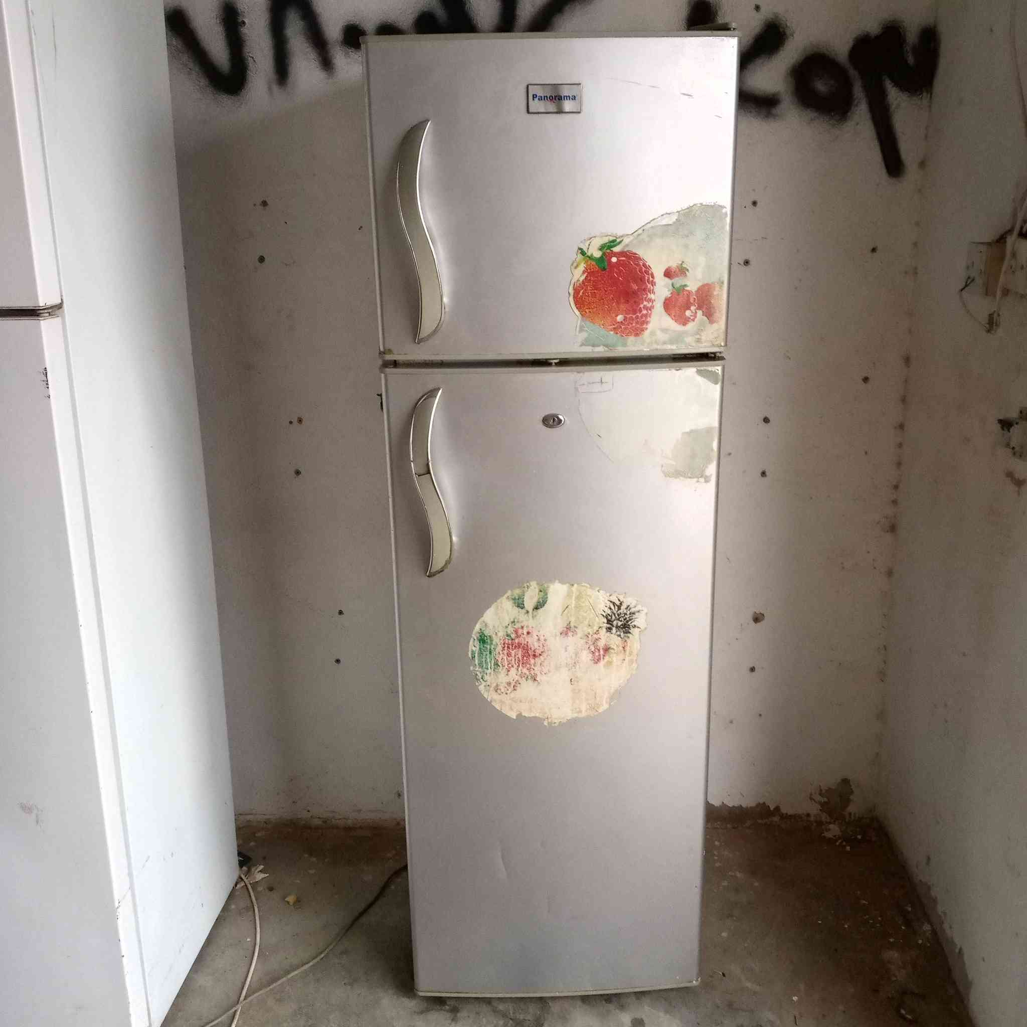 مكلف بل نشر
ثلاجه كلش نضيفه حجم كبير نوعيه محترمه ودرجه أولى شرط التجميد 

سعرها 200وبيها مجال

والثلاجه الثانيه الزغيره سعرها 100قفل 

التواصل خاص أو اتصال للهاتف ***********
