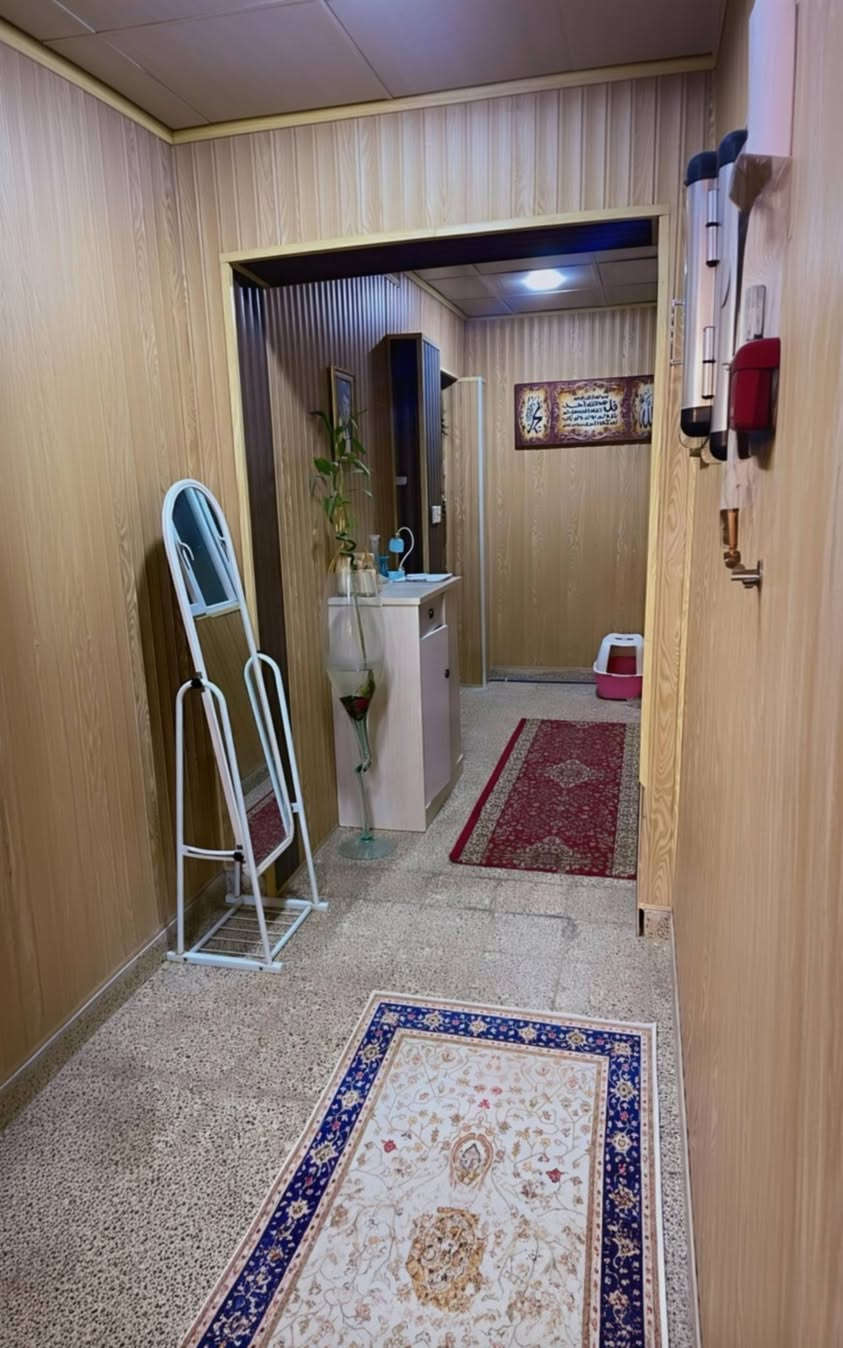 مساحة 132متر طابو صرف 
الشقة اخت الديلوكس
صايرة بالعمارات الي مقابيل مستشفى التركي مجاور جسر الطهمازية
عمارة 9 شقة6 طابق الثالث 
بيها موجر ينطي شهريا350  المشتري يريد يبقي يريد ينطي مهلة ويطلع
سعرها 90 مليون غير قابل للتفاوض
⸻

📞 للتواصل والاستفسار:
***********

🔗 روابط الصفحات:
✨ واتساب:
wa.me/9647803663401

✨ فيسبوك:
https://www.facebook.com/profile.php?id=61558774834157&mibextid=LQQJ4d

✨ انستكرام:
https://www.instagram.com/ameer.witwit24?igsh=anh5eHY1Zjl0Zm42

🌐 مواقع التواصل – أمير وتوت للاستثمار العقاري
