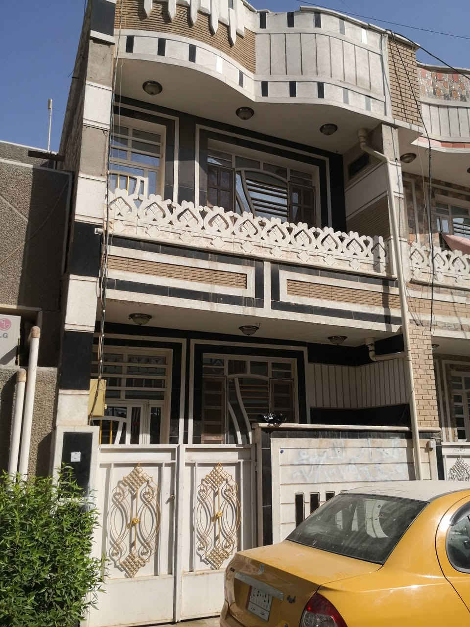دار للبيع حي البساتين مقابيل الضباط مقابيل ماركت فراوله شارع عمار بلبدايه كلش المساحه 50 متر واجهه 4,5 نزار 11,5 البيت بناء حديث  نهايه 2018    طرمه صغيره  تصعد ببايه للبيت متكون من الصالة بعده حولي ومطبخ الطابق الثاني    غرفتين  فقط ما بيه حمام فوك وتصعد بدرج بيتونه وسطح على كد البيت الفرع ميغرك والبيت اعلى من الشارع ومي وكهرباء وطنيه ومجاري وانترنت وطني واشترك واير سحب ابو 2,5   ابيع ما اراوس  هاتف ***********

