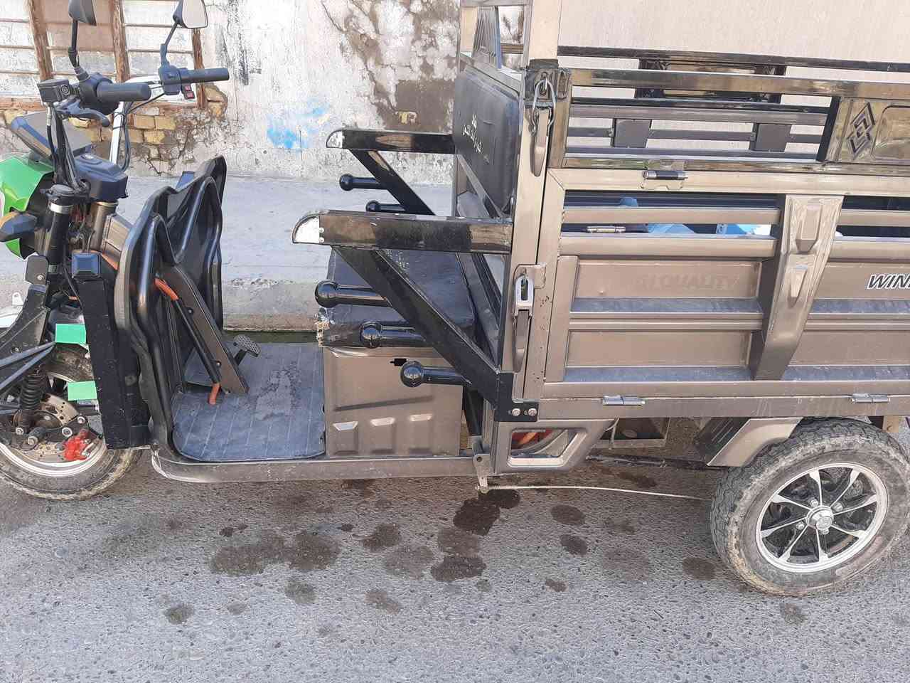 السلام عليكم
شباب ستوته شحن الفحل المضلع الحجم الجبير ستوته نضيفه فول  برغي ماناقصها شغل وتطلع ٦ بطاريات
سعرها مليون ٥٠٠ الف
مكاني فلوجه ***********

