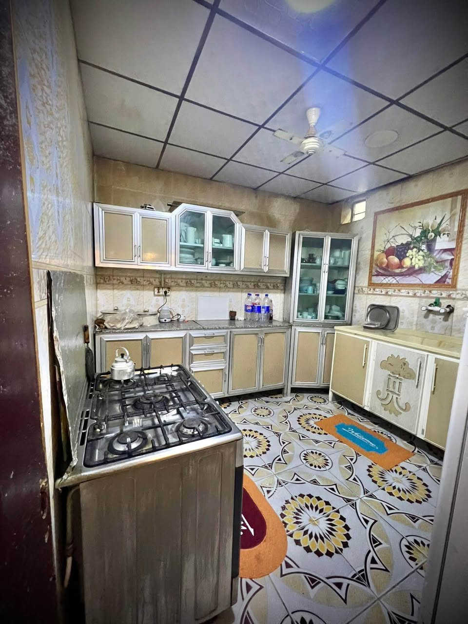 السلام عليكم دار سكن طابو ملك صرف تحويل مباشر 
يحتوي على ديوانيه وصاله ومطبخ وغرف 3 في الطابق الاول وحمام خارجي والطابق الثاني يحتوي على غرفه سويت9*5 والحمام 5*3 .والمطبخ 5*5 
لأستفسار :*********** البصرة, العراق
