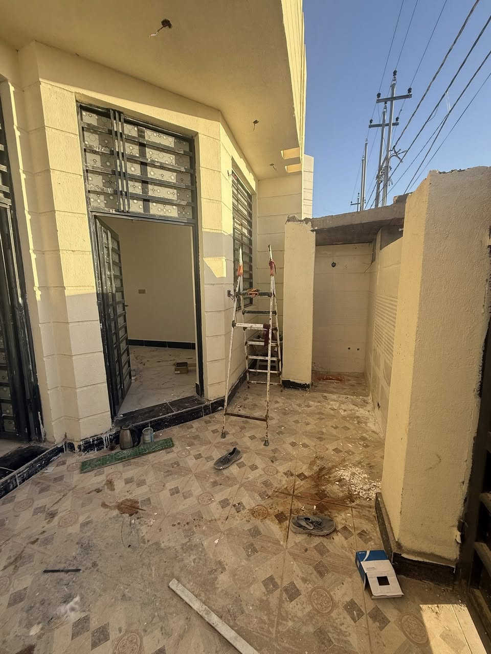 دار للبيع المساحه 120م طابو زراعي سند 25 الموقع حله وردية سيف سعد شارع المشجر سنتر الشارع مجاور ملعب بغداد البيت بناء جديد طابوق كونكريت ماء كهرباء كيبل ضوئي تاخذ البيت مباشر تسكن فقط الاثاث 
السعر 58 وبي مجال 
للاستفسار اكثر هـ. ‭0783 863 5978‬
